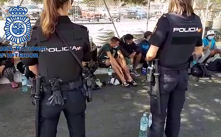 Vídeo: Más de 30 inmigrantes marroquíes llegan a la Base Naval de Puntales