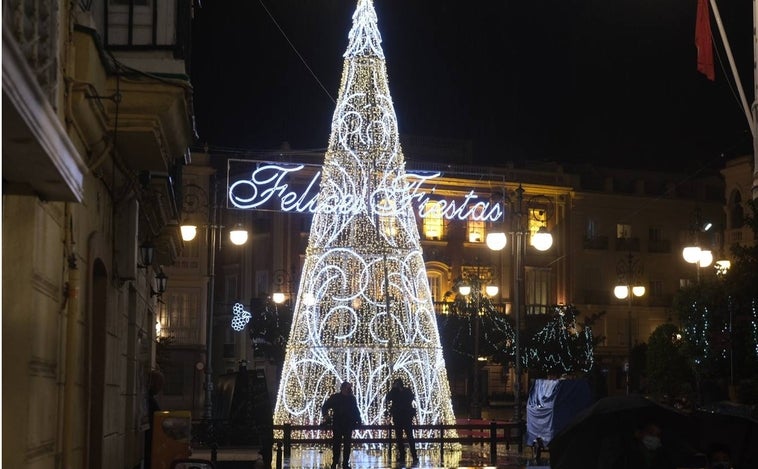 Los comerciantes de Cádiz confían en que el Ayuntamiento mantenga la inauguración del alumbrado de Navidad en el 'Black Friday'