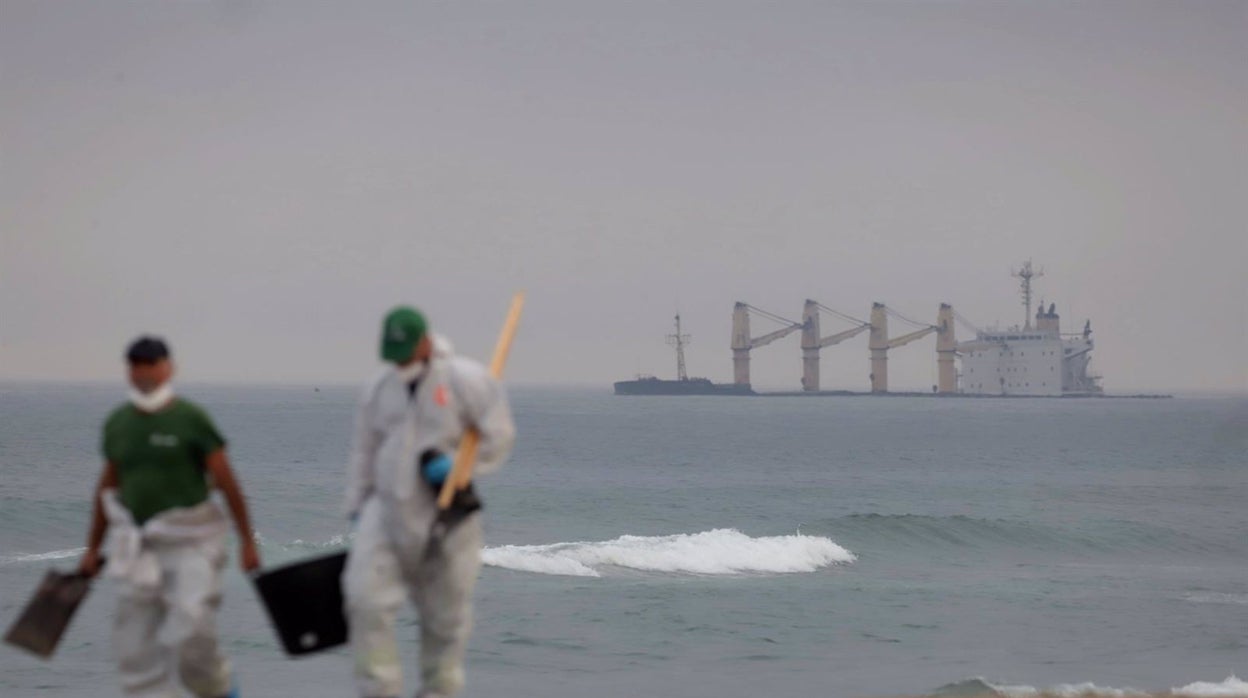 Prohibido el baño en esta playa de Cádiz como consecuencia del vertido del buque OS35 junto a Gibraltar