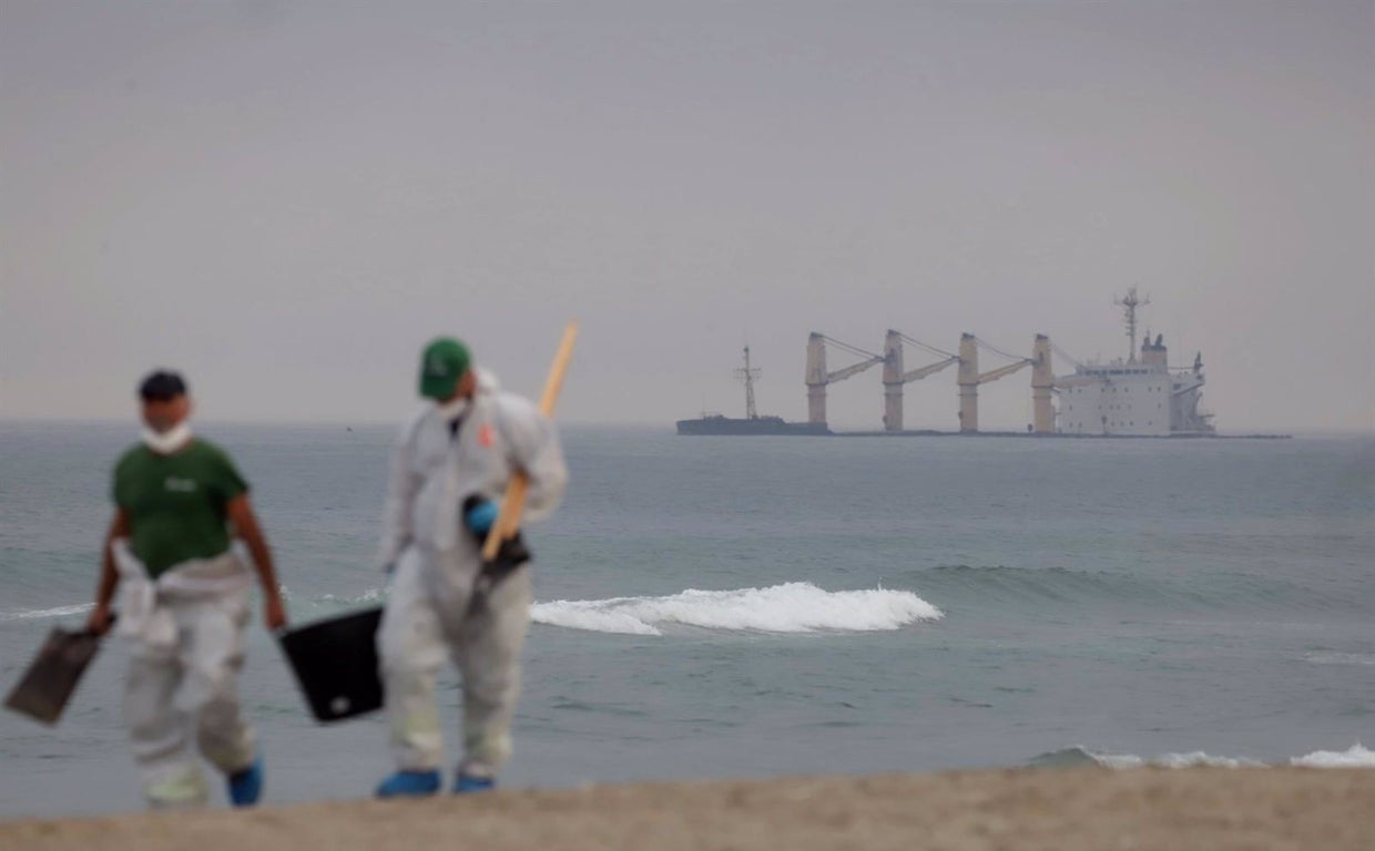 Prohibido el baño en esta playa de Cádiz como consecuencia del vertido del buque OS35 junto a Gibraltar