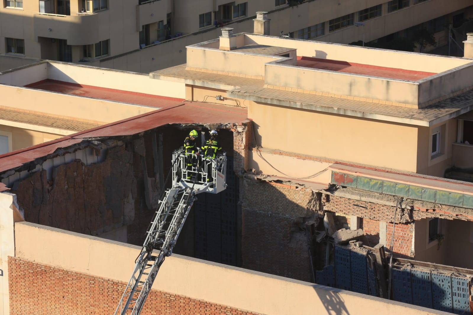 Fotos: Así ha quedado el colegio de las Esclavas de Cádiz tras derrumbarse el techo