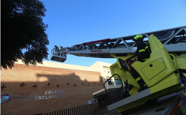 Un dron de la Policía Local inspecciona la zona y tratará de determinar las causas del derrumbe en Cádiz