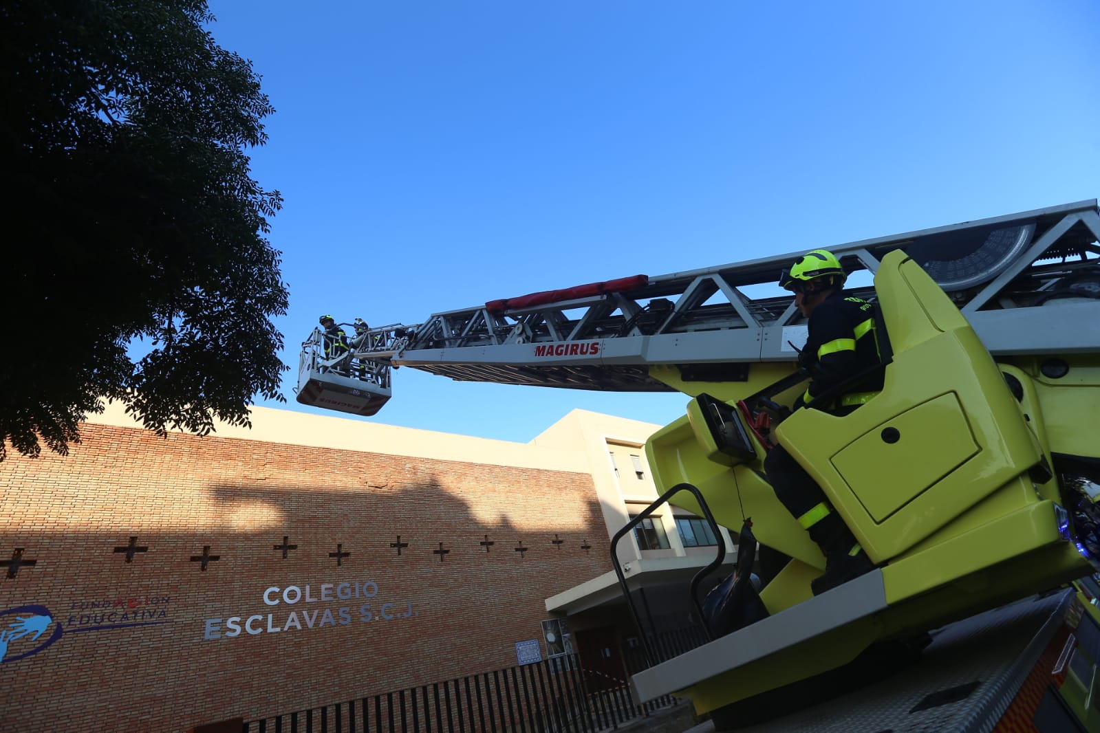 Fotos: Así ha quedado el colegio de las Esclavas de Cádiz tras derrumbarse el techo