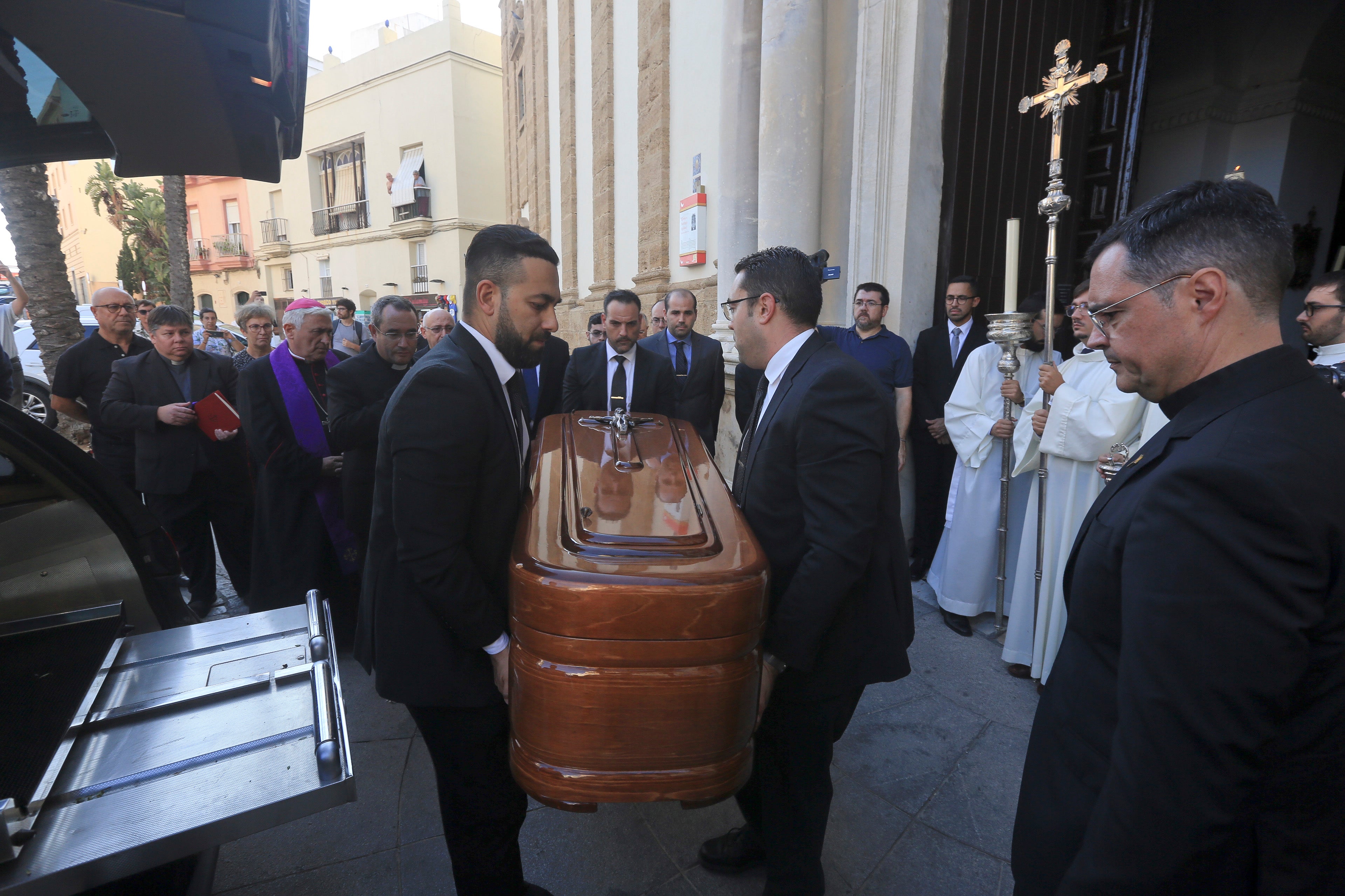 Las imágenes de la capilla ardiente del obispo emérito Antonio Ceballos