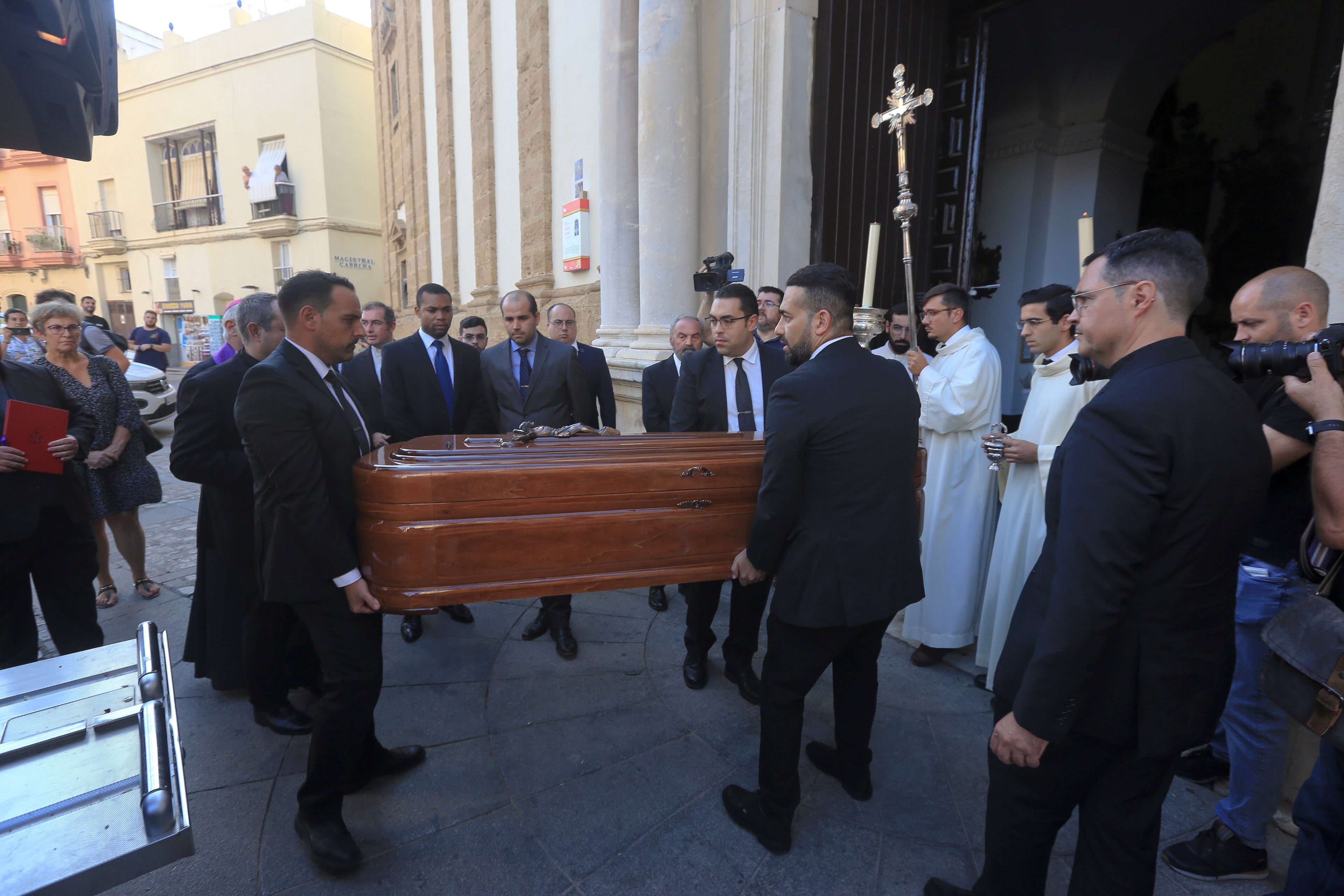 Las imágenes de la capilla ardiente del obispo emérito Antonio Ceballos