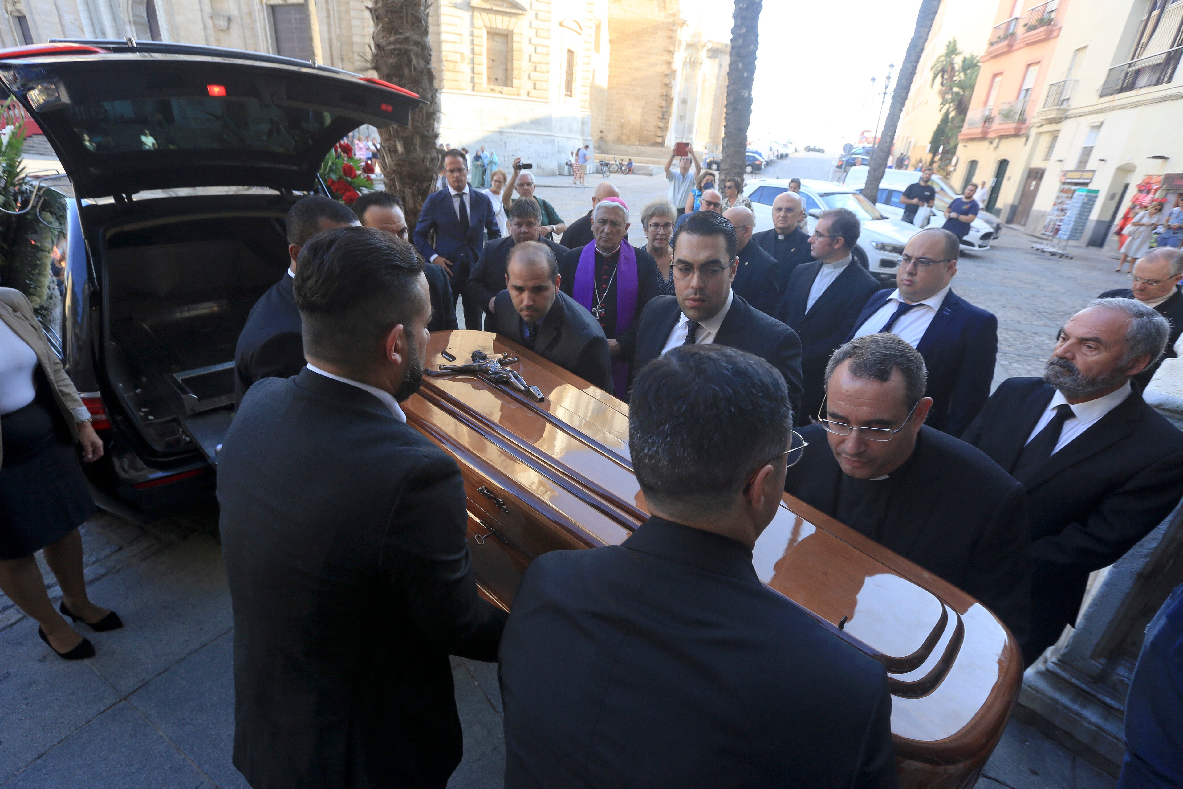 Las imágenes de la capilla ardiente del obispo emérito Antonio Ceballos