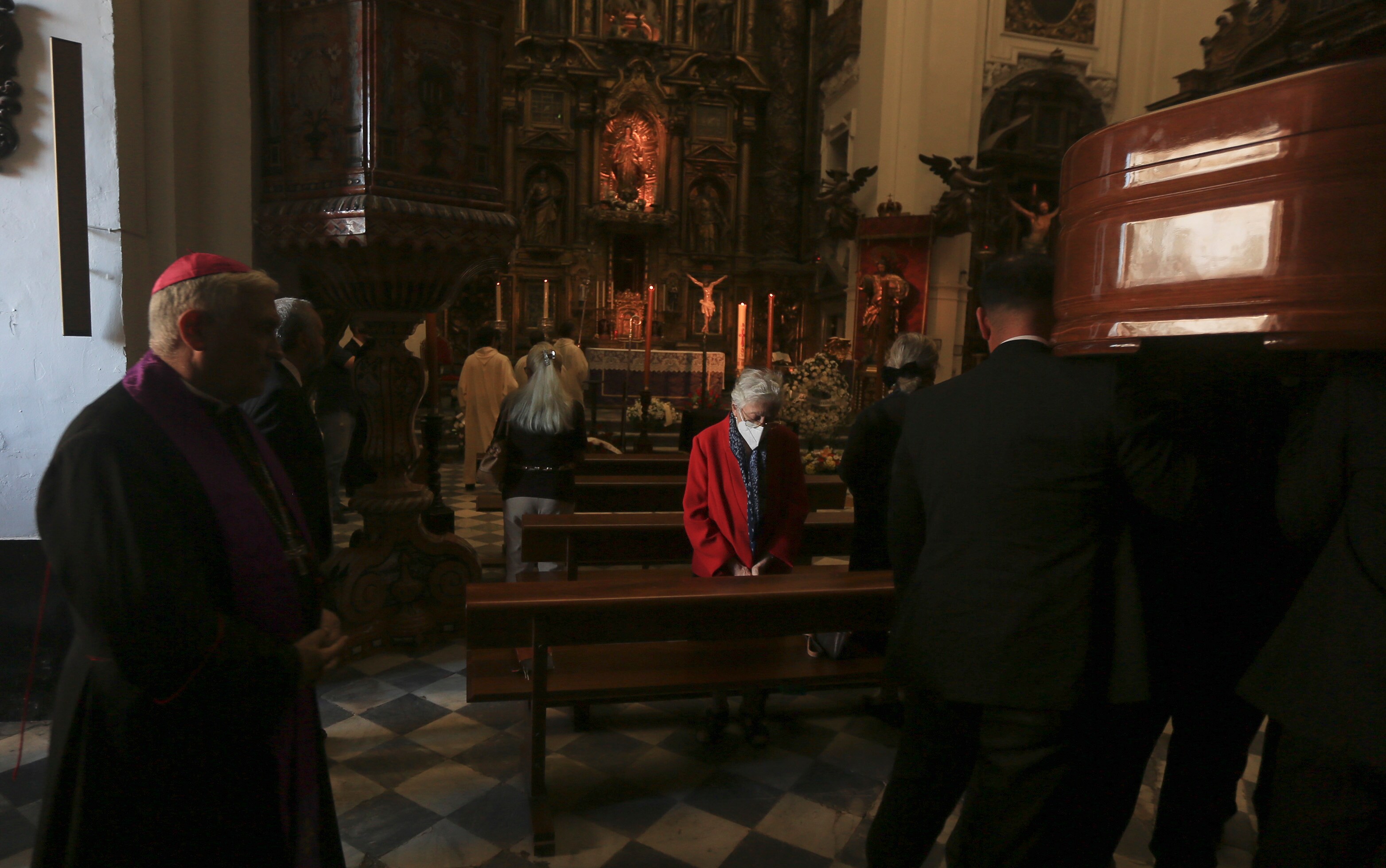 Las imágenes de la capilla ardiente del obispo emérito Antonio Ceballos