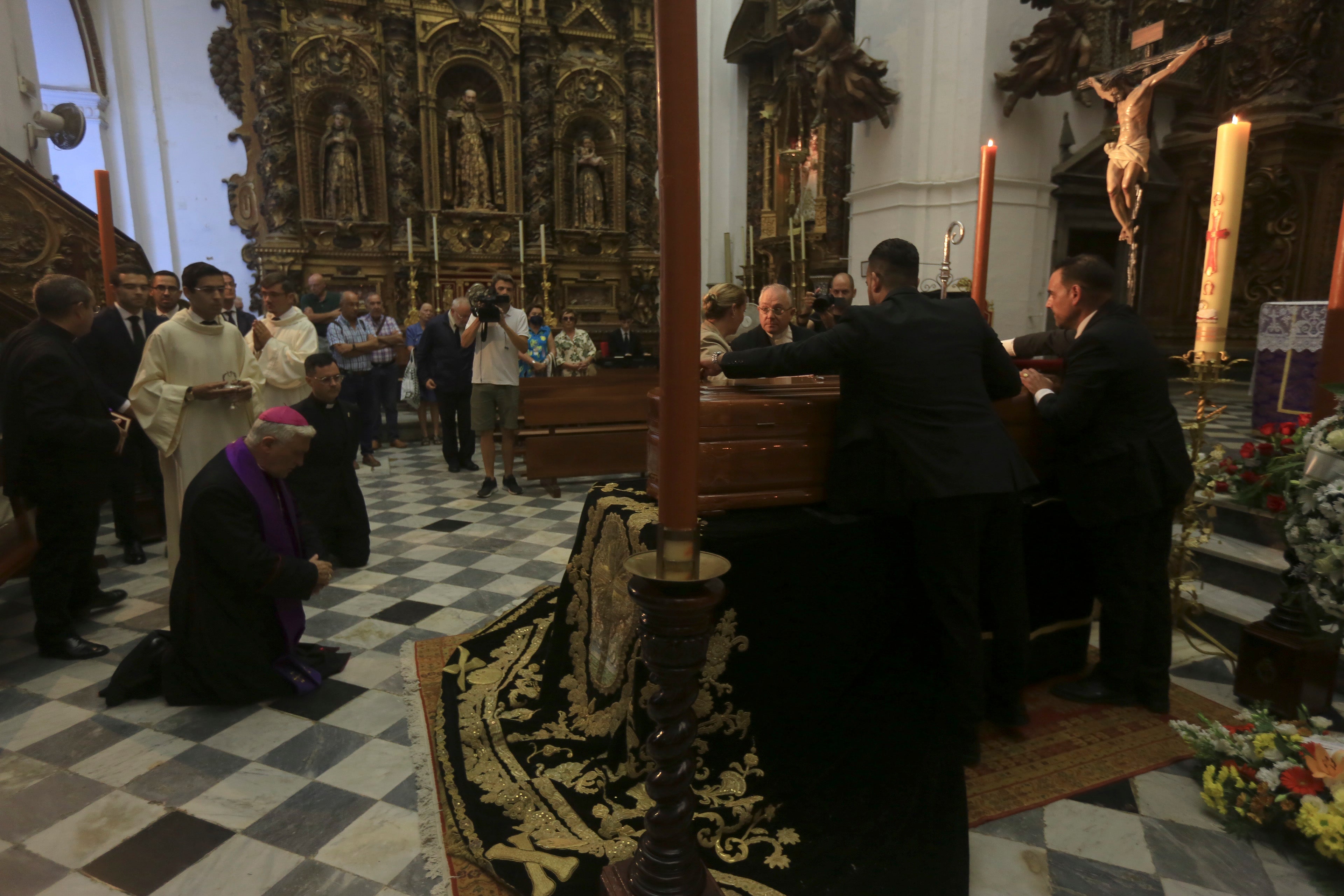 Las imágenes de la capilla ardiente del obispo emérito Antonio Ceballos