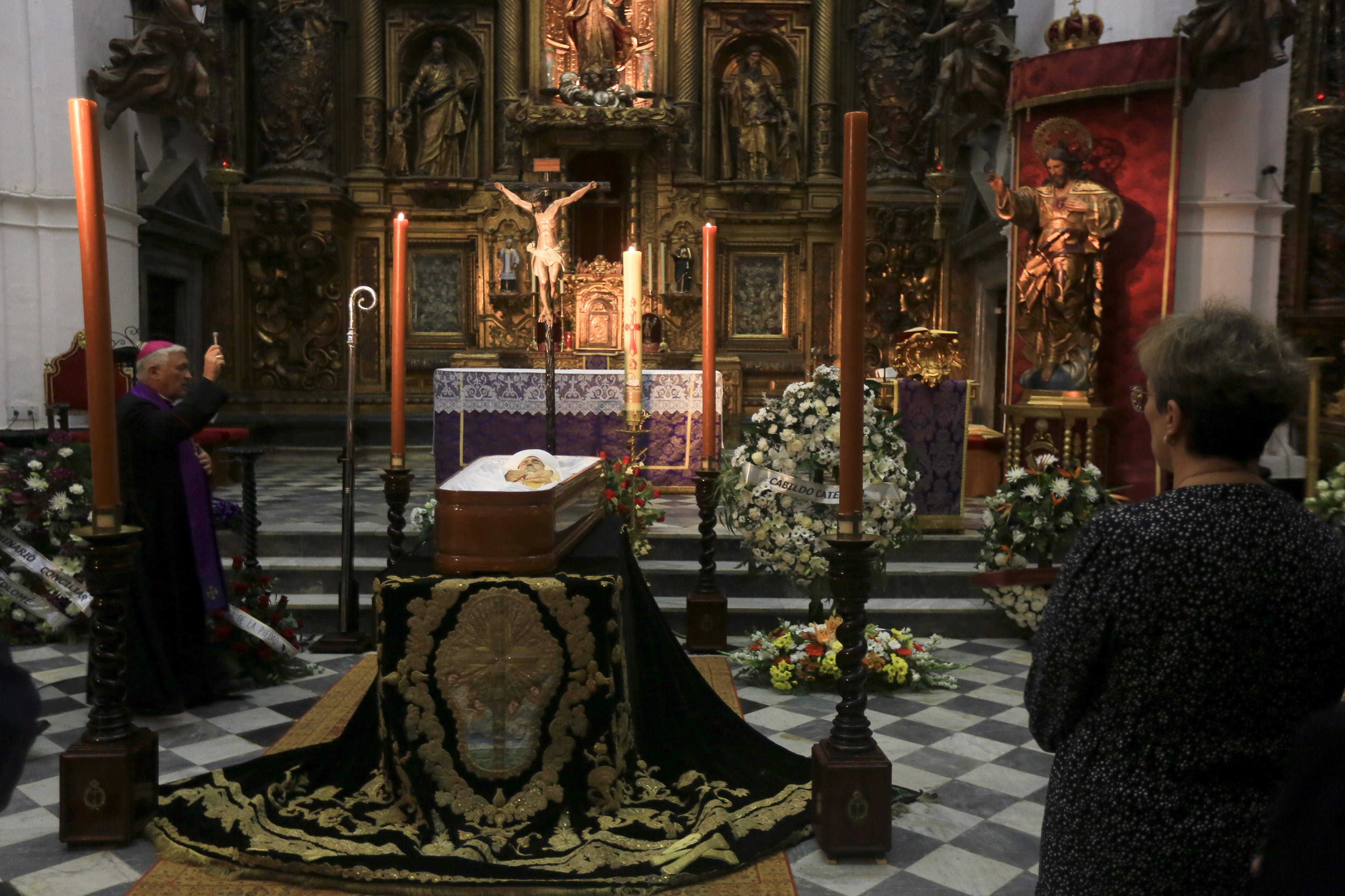 Las imágenes de la capilla ardiente del obispo emérito Antonio Ceballos