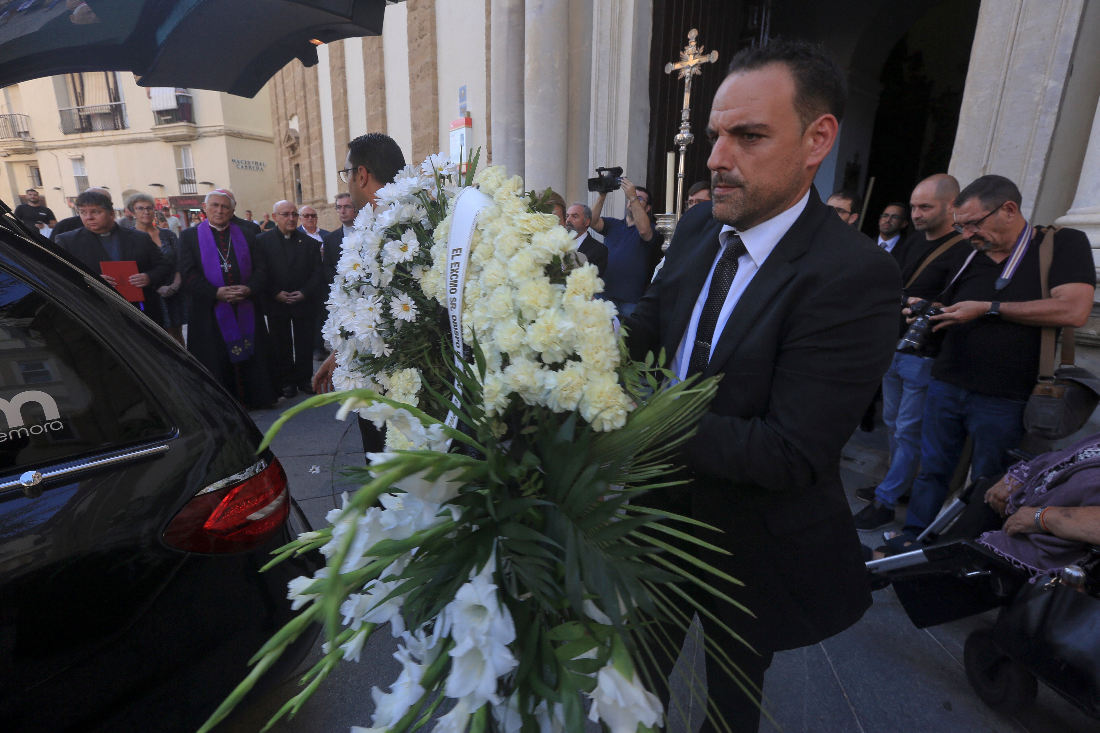 Las imágenes de la capilla ardiente del obispo emérito Antonio Ceballos