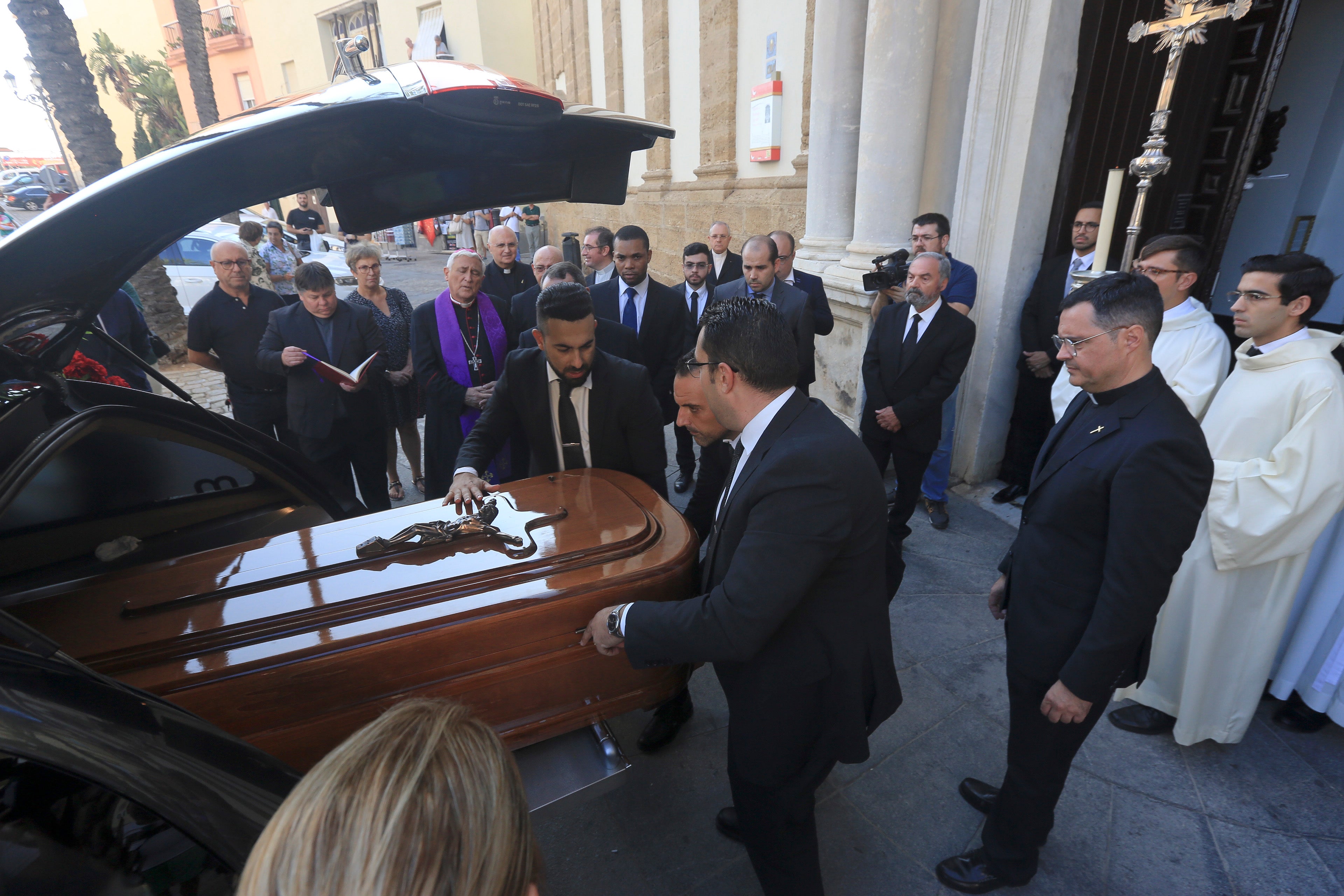 Las imágenes de la capilla ardiente del obispo emérito Antonio Ceballos