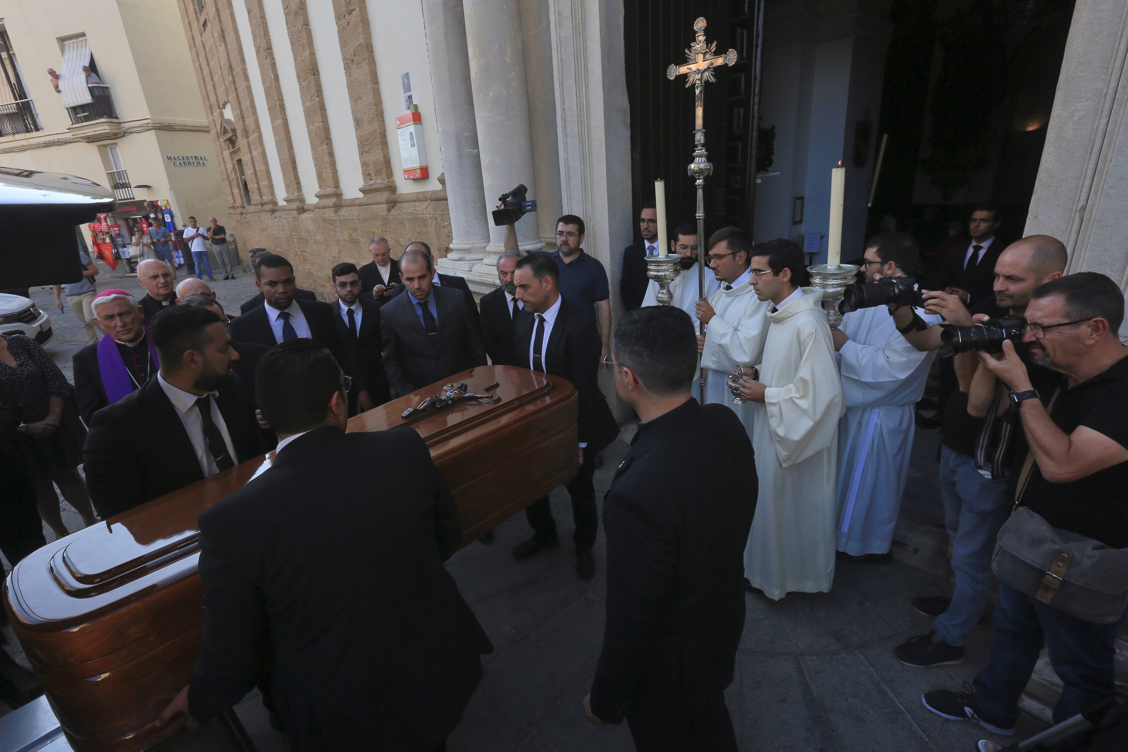 Las imágenes de la capilla ardiente del obispo emérito Antonio Ceballos