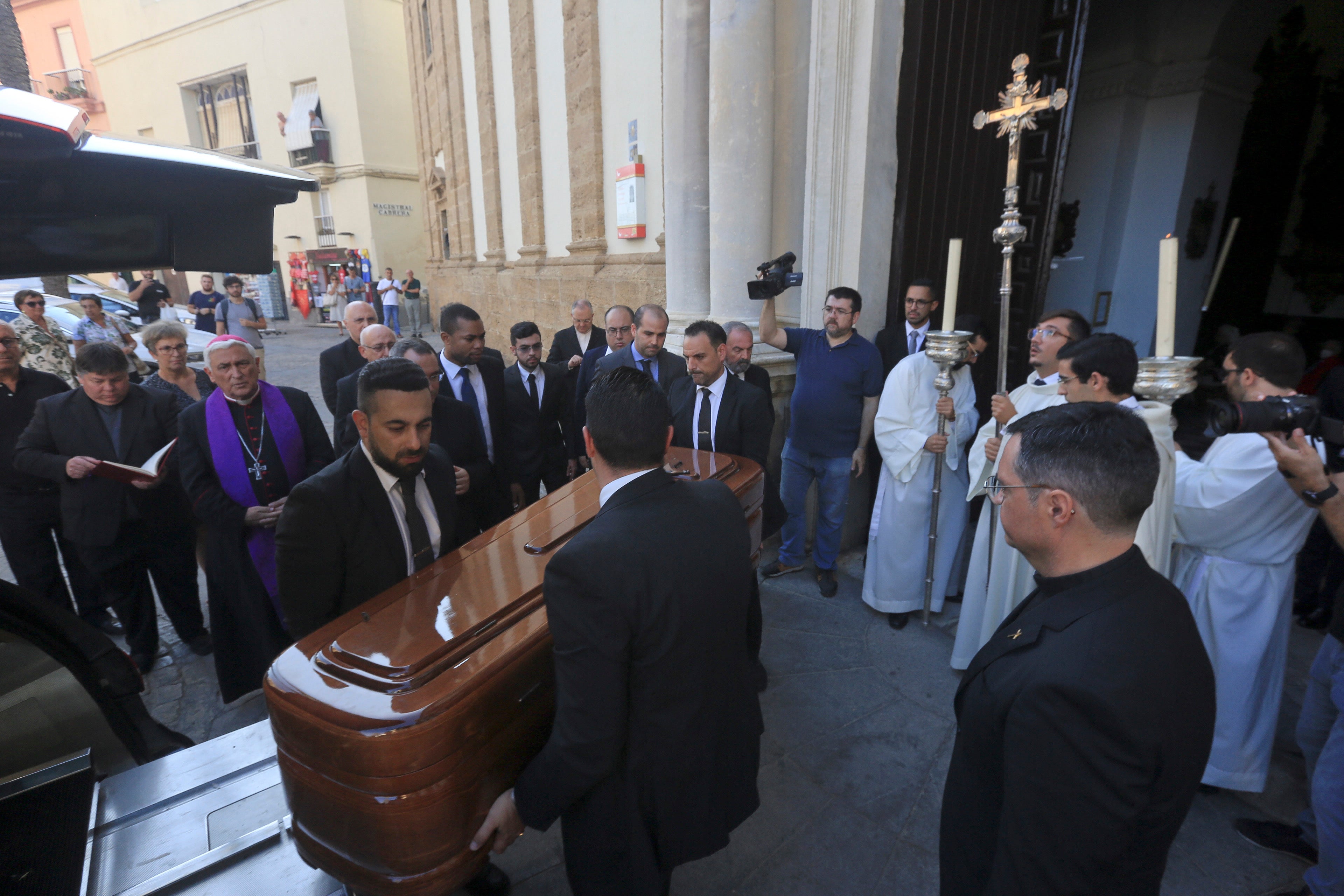 Las imágenes de la capilla ardiente del obispo emérito Antonio Ceballos