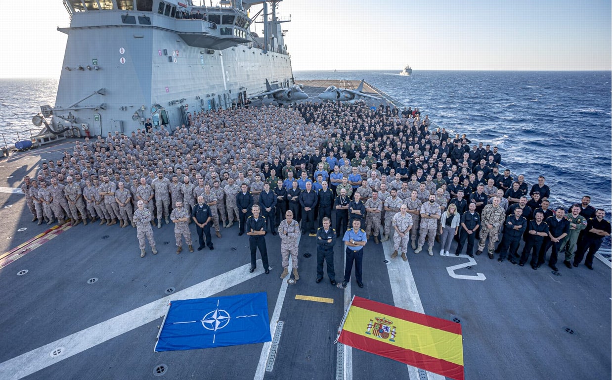 Dotación del 'Juan Carlos I' y la Fuerza Embarcada realizan en la foto de familia durante las Dynamic Mariner 22