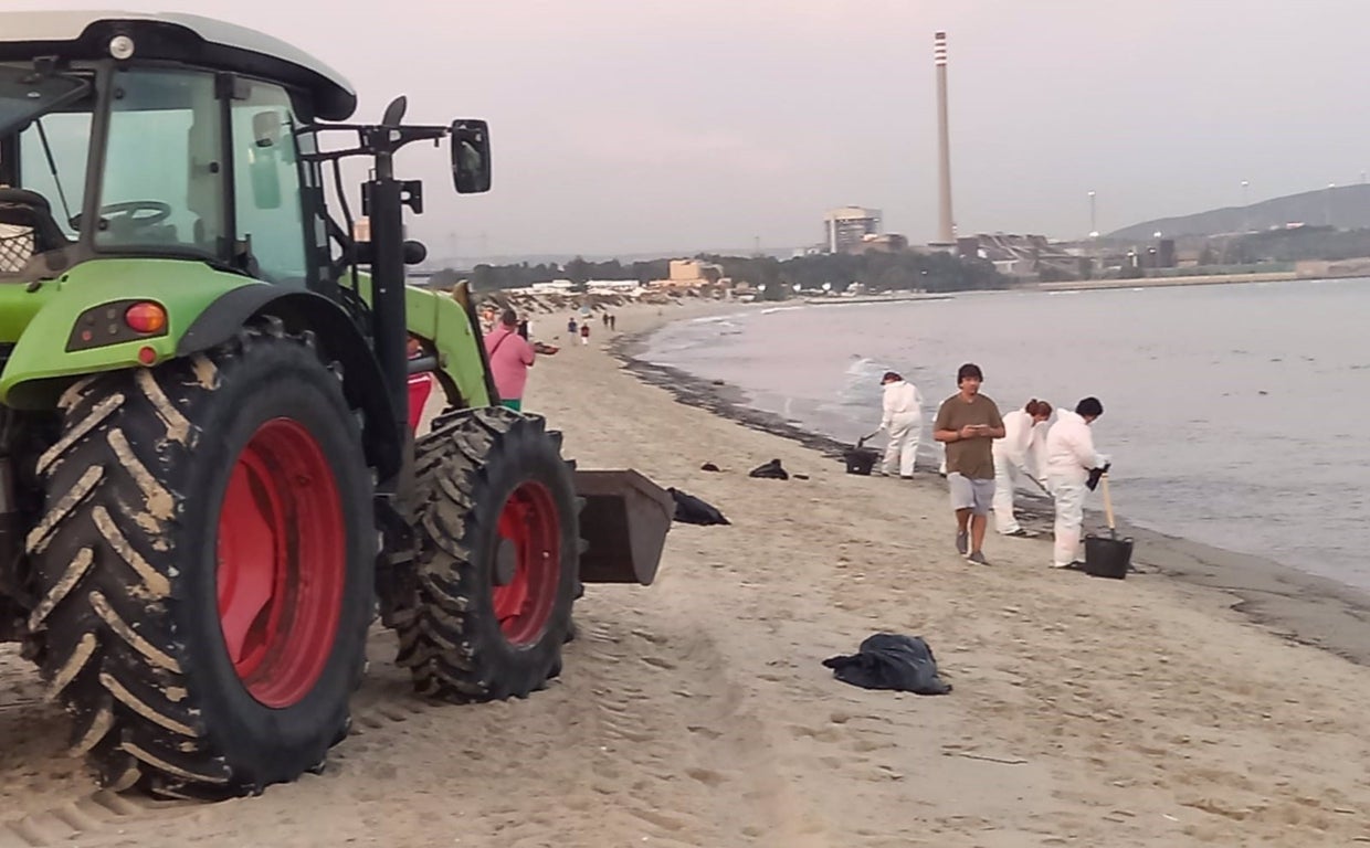 La previsión es que no hay nuevas láminas de vertido del buque OS35 que puedan llegar a la playa