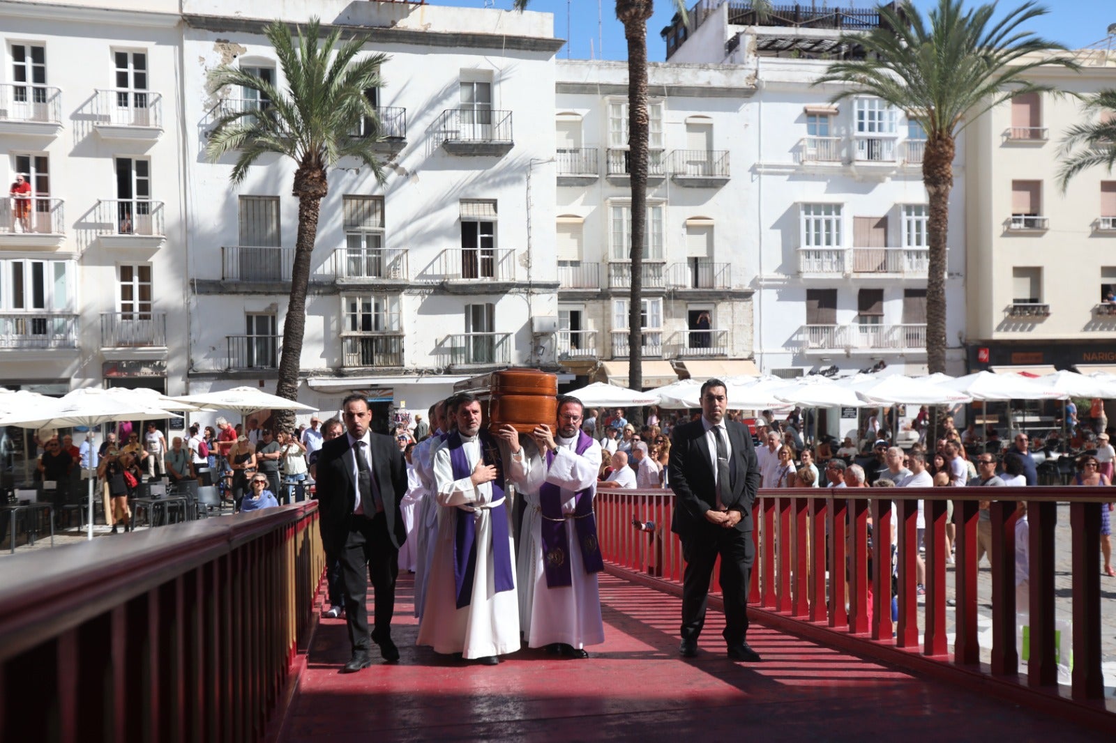 El obispo Ceballos ya descansa en la Catedral de Cádiz