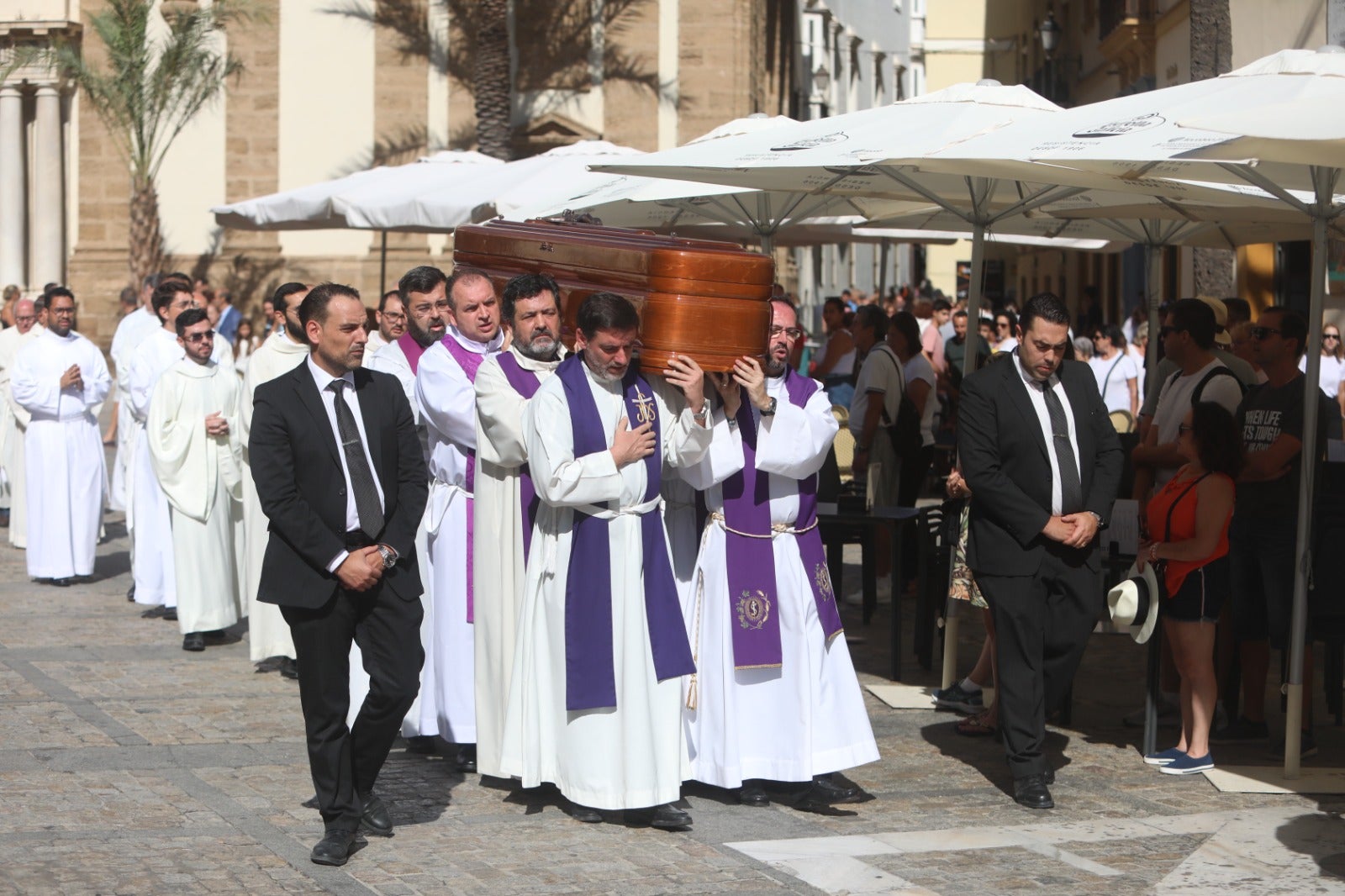 El obispo Ceballos ya descansa en la Catedral de Cádiz