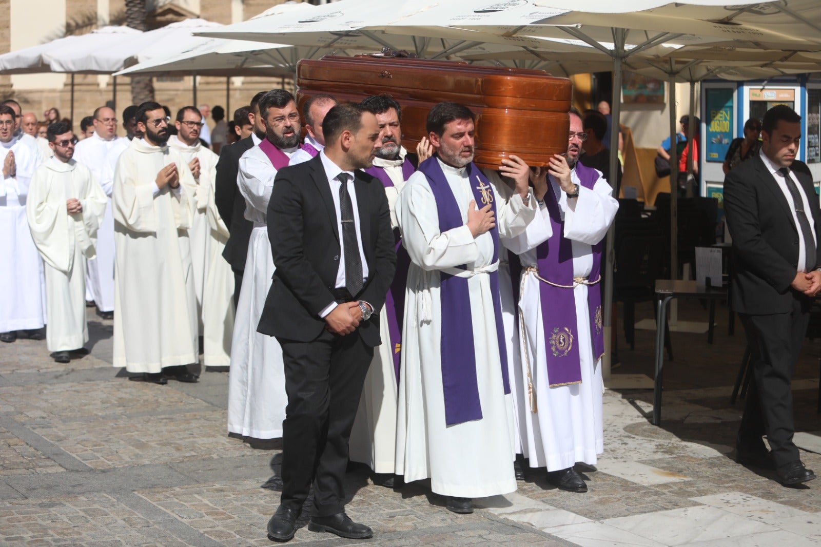 El obispo Ceballos ya descansa en la Catedral de Cádiz