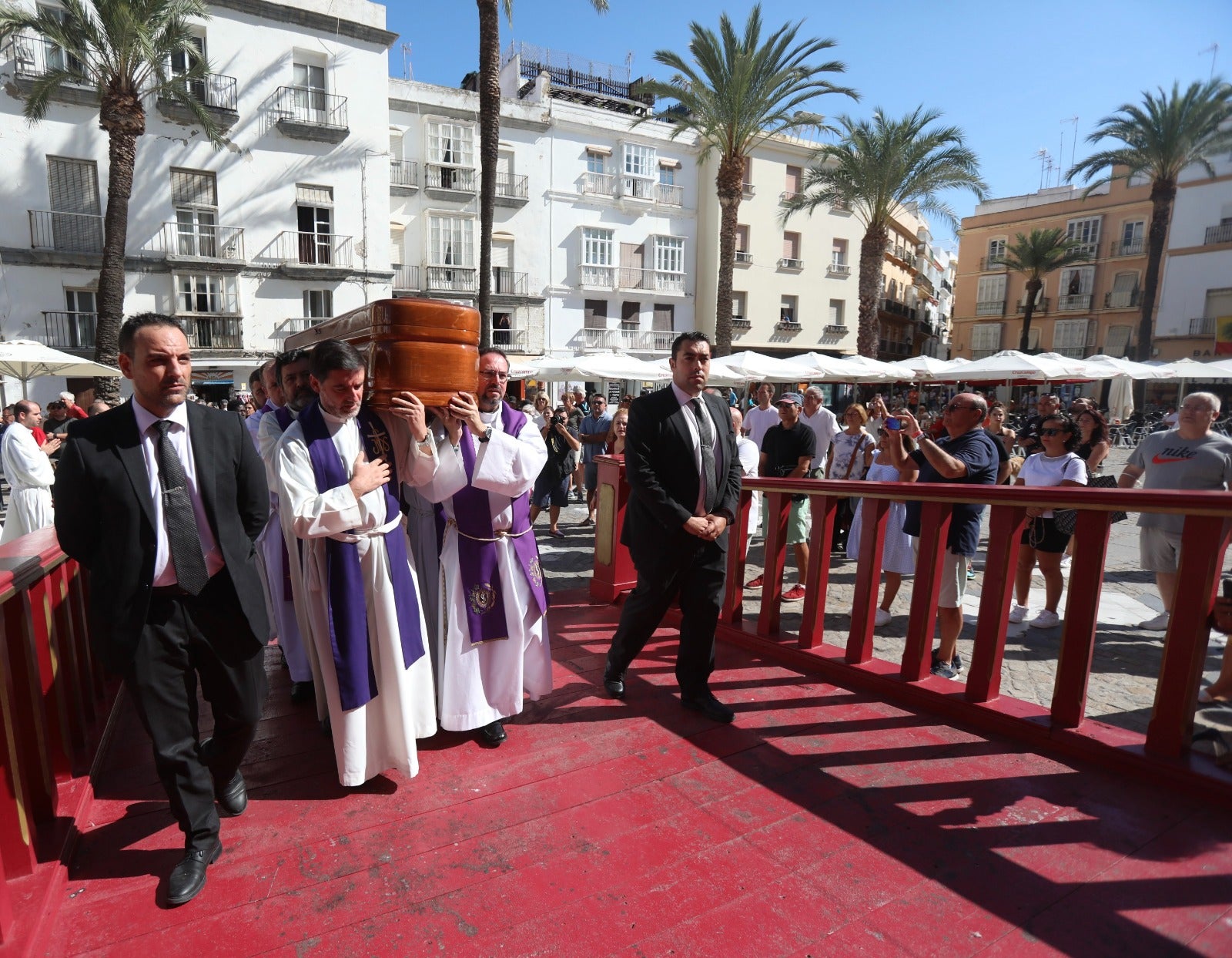 El obispo Ceballos ya descansa en la Catedral de Cádiz