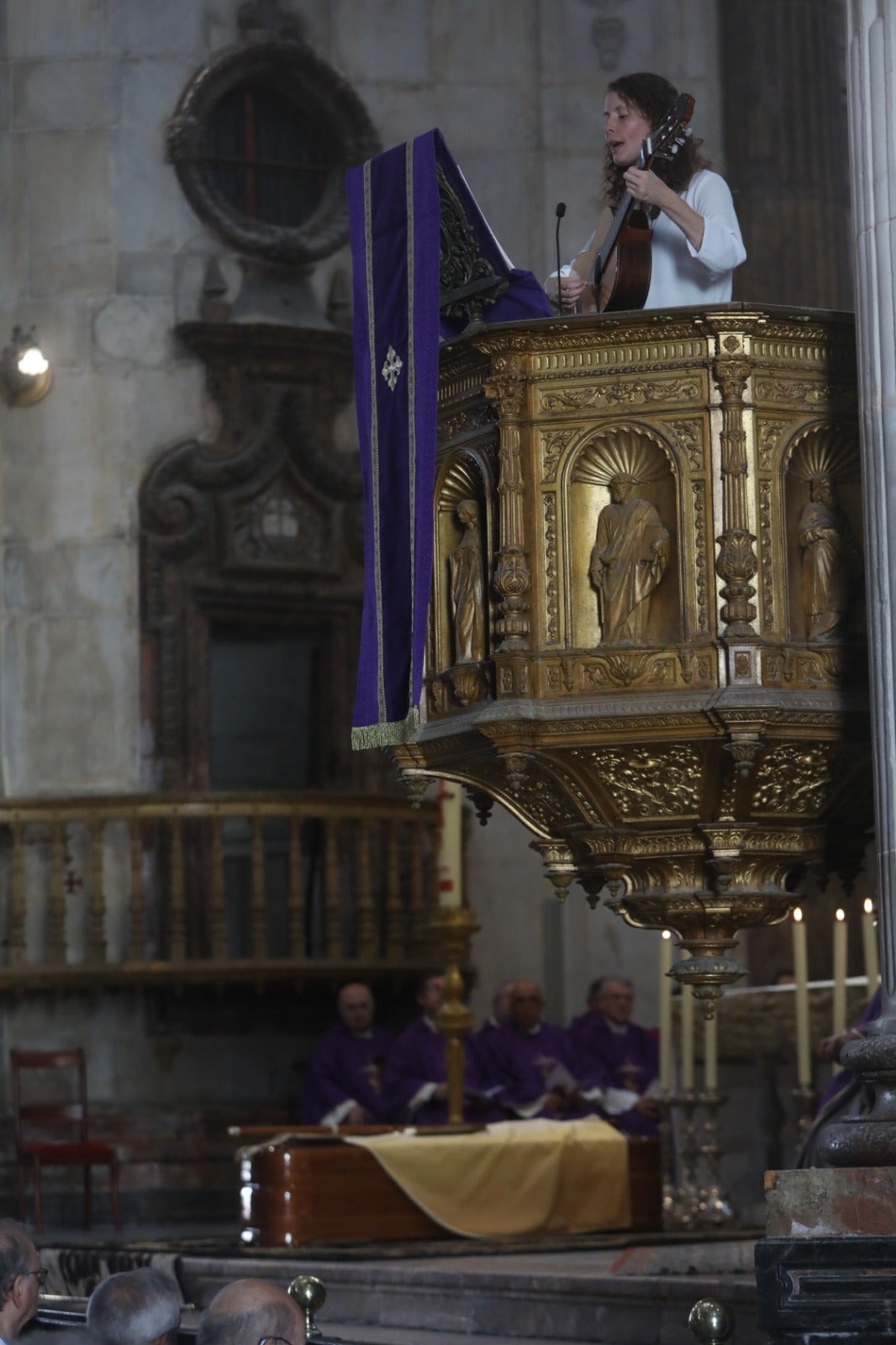 El obispo Ceballos ya descansa en la Catedral de Cádiz