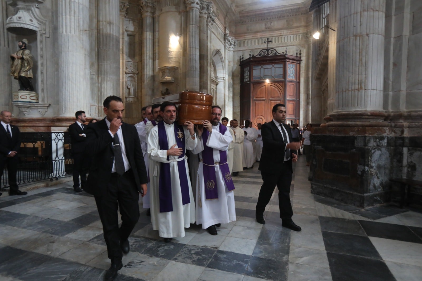El obispo Ceballos ya descansa en la Catedral de Cádiz