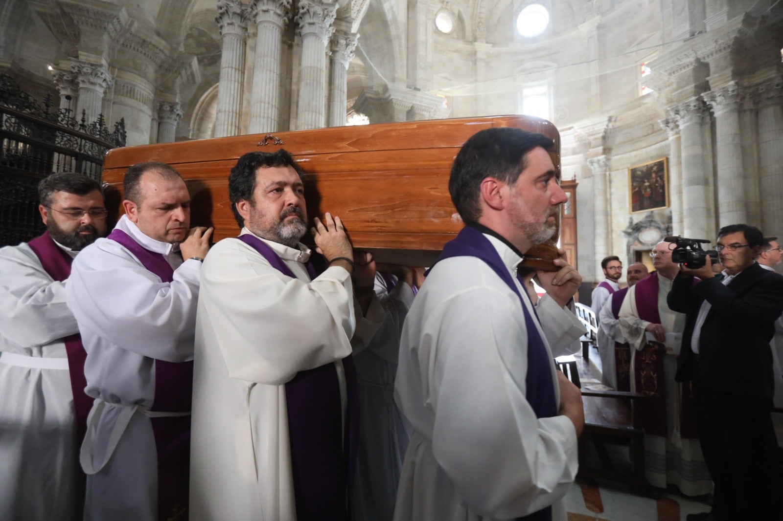 El obispo Ceballos ya descansa en la Catedral de Cádiz