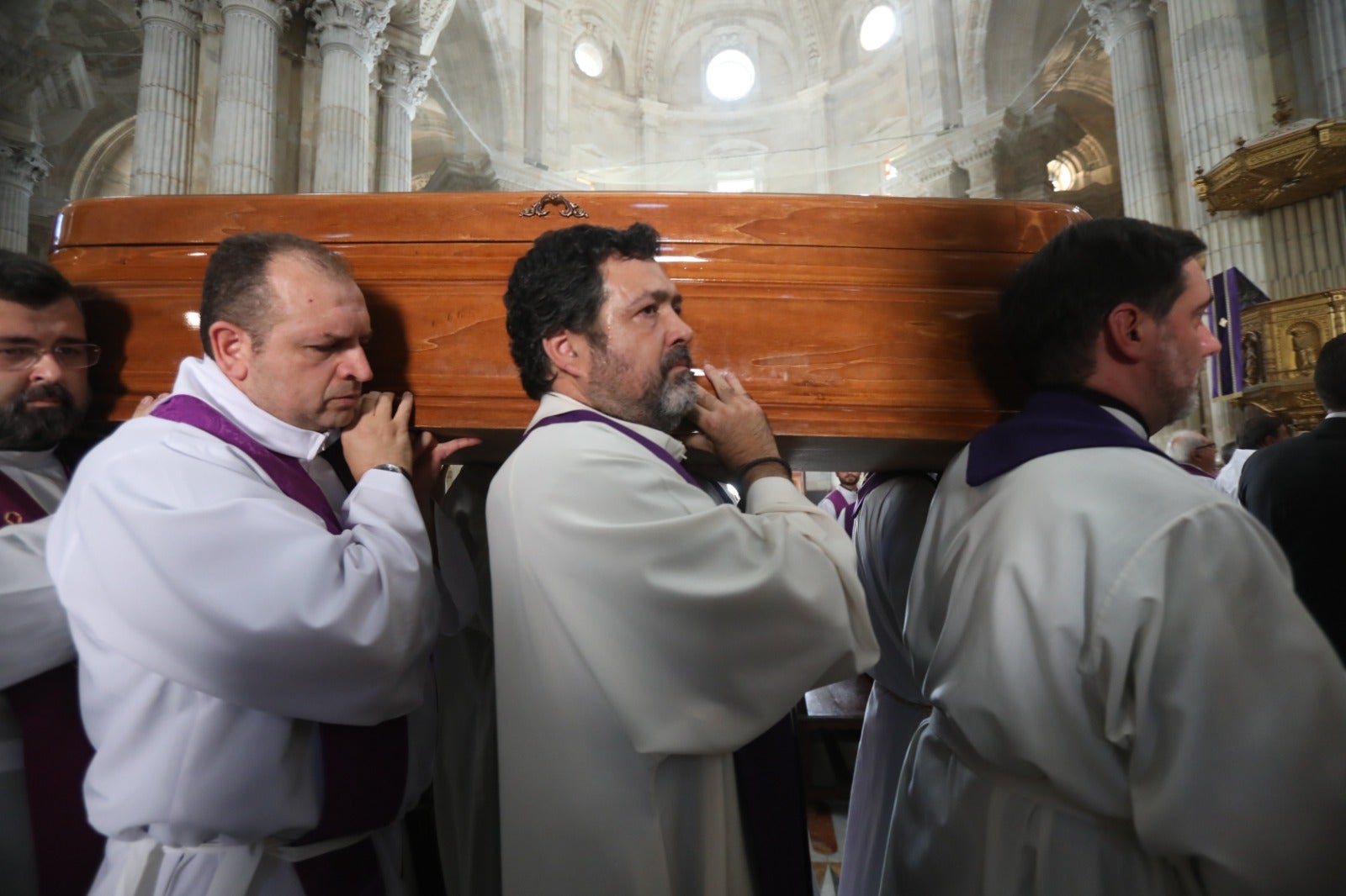 El obispo Ceballos ya descansa en la Catedral de Cádiz