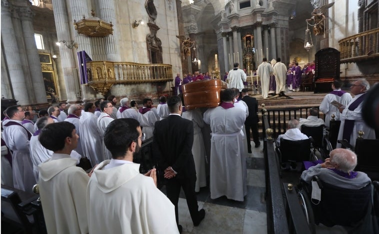 El obispo Ceballos ya descansa en la Catedral de Cádiz