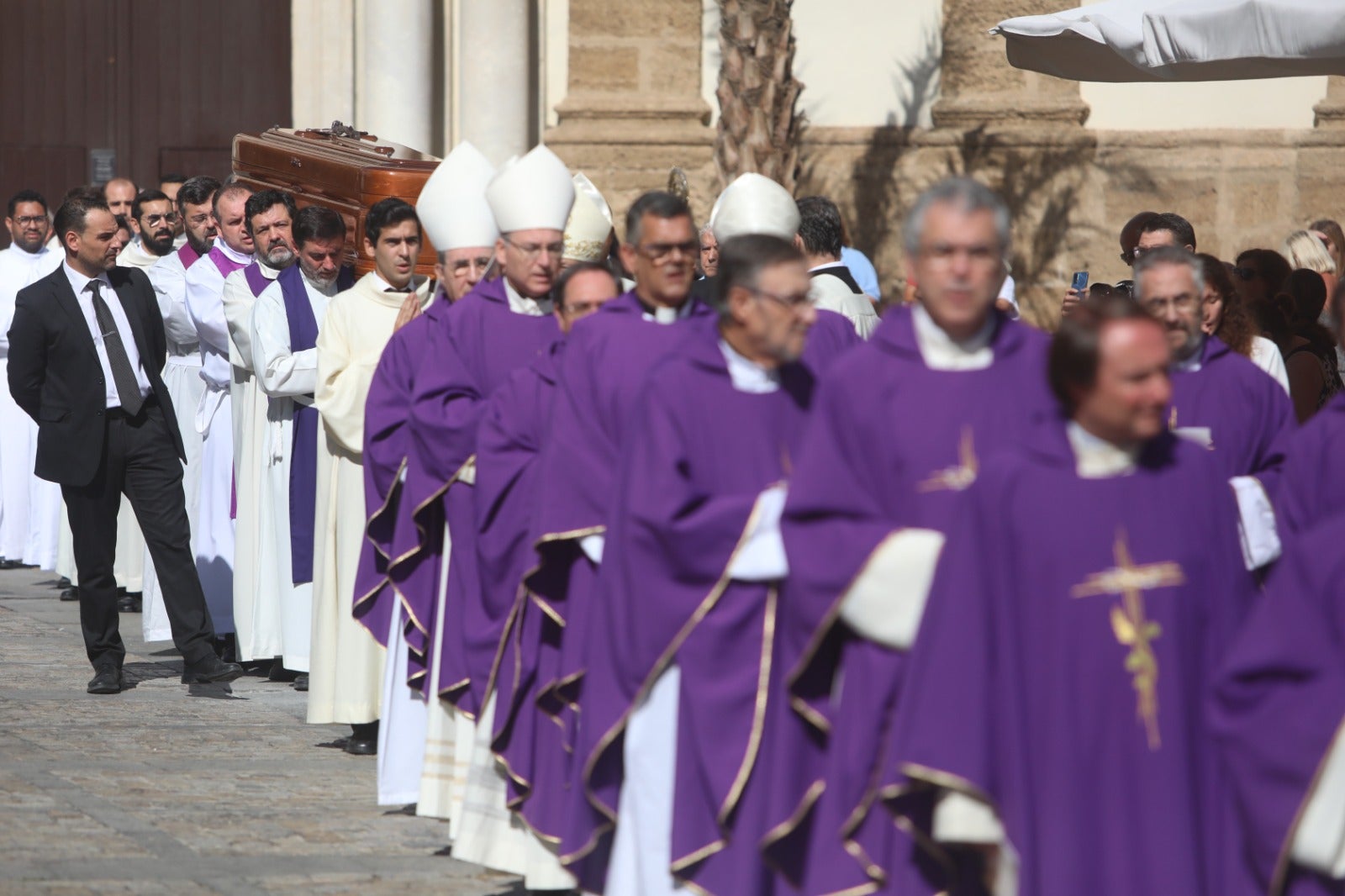 El obispo Ceballos ya descansa en la Catedral de Cádiz
