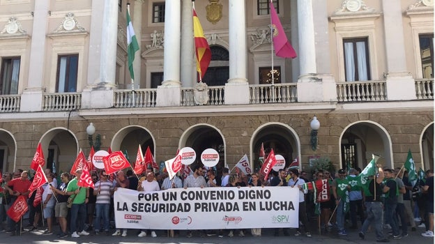 Manifestantes a las puertas del Ayuntamiento este viernes.