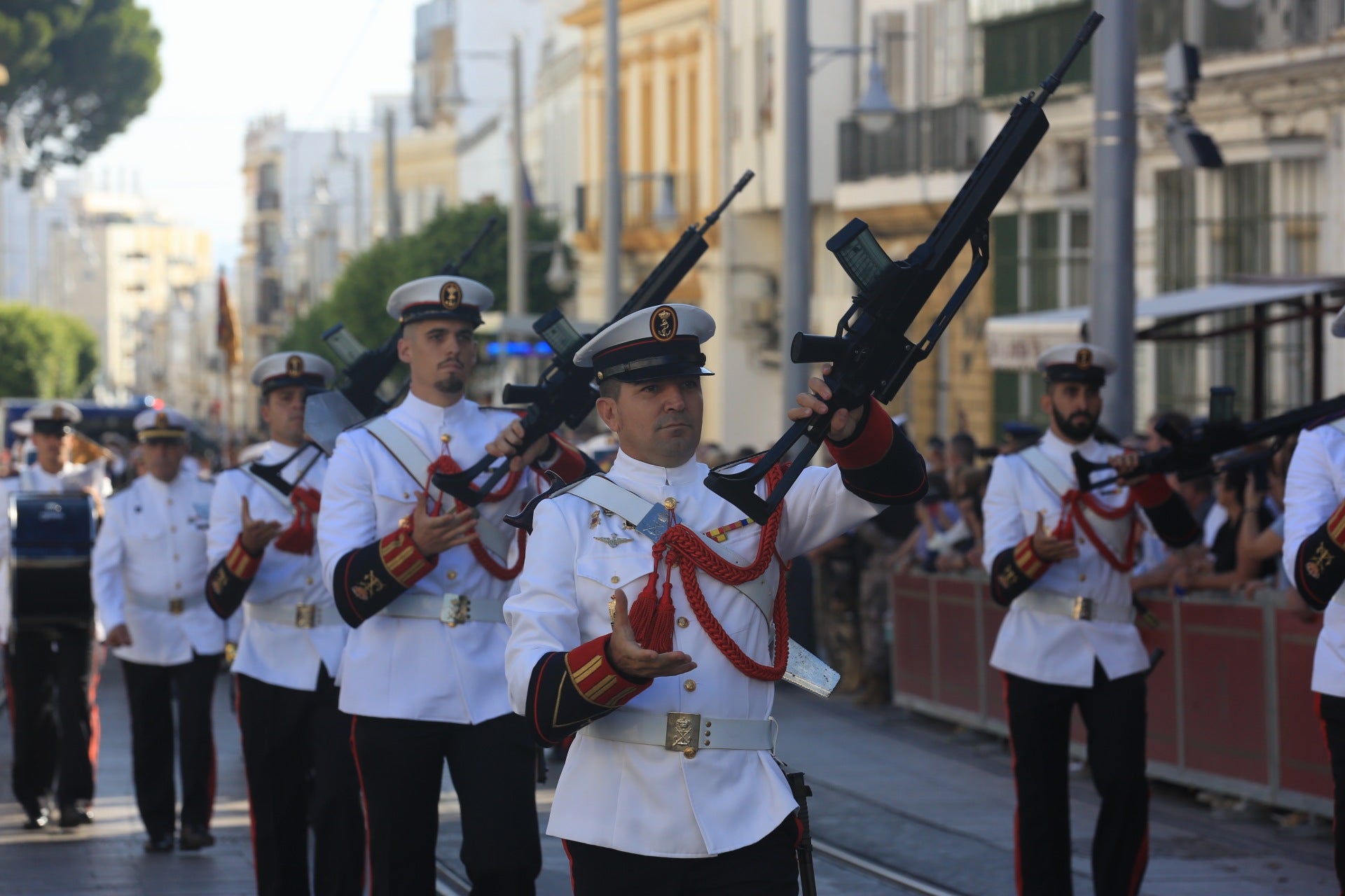 En imágenes: San Fernando sale a la calle para homenajear a las Fuerzas Armadas