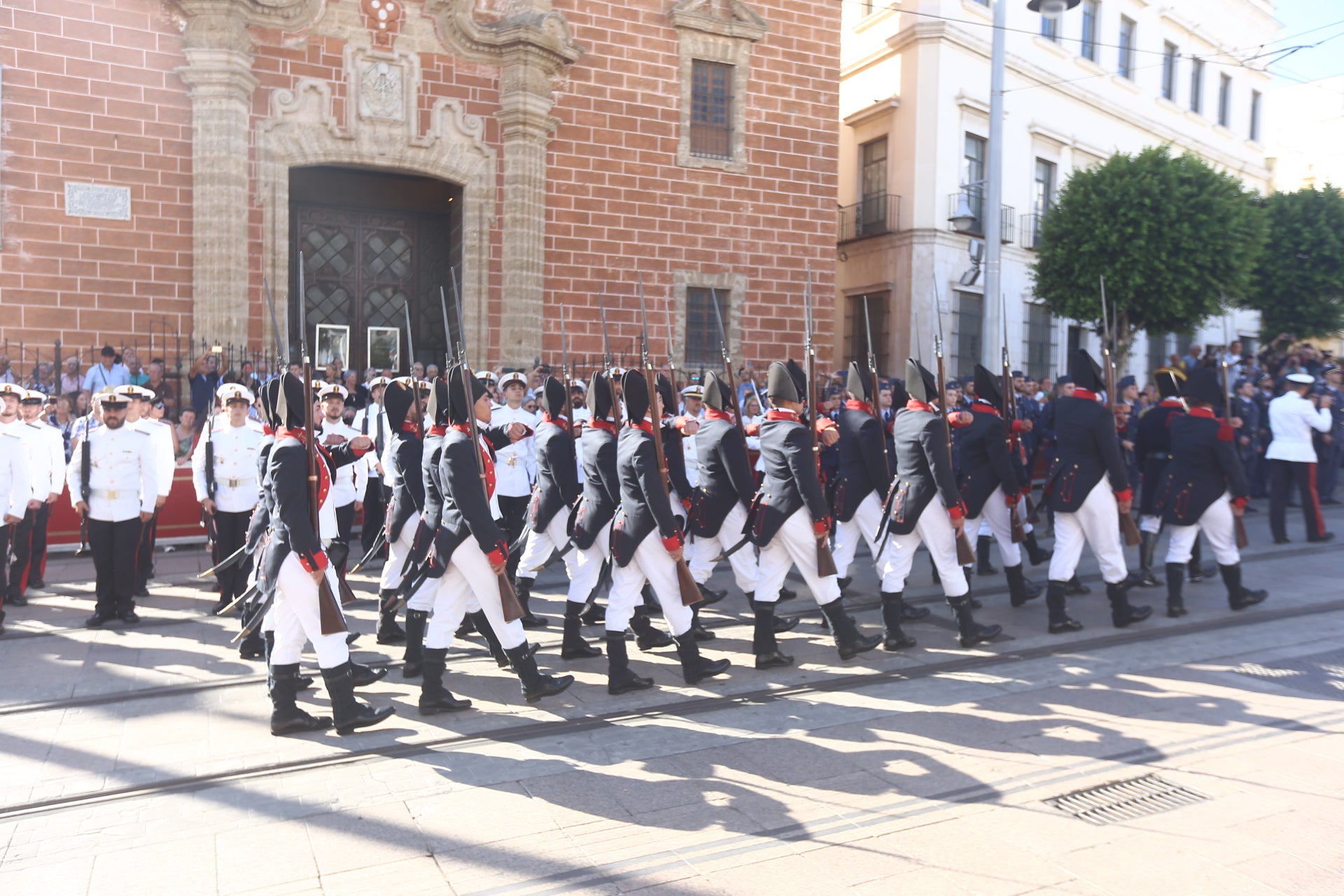 En imágenes: San Fernando sale a la calle para homenajear a las Fuerzas Armadas