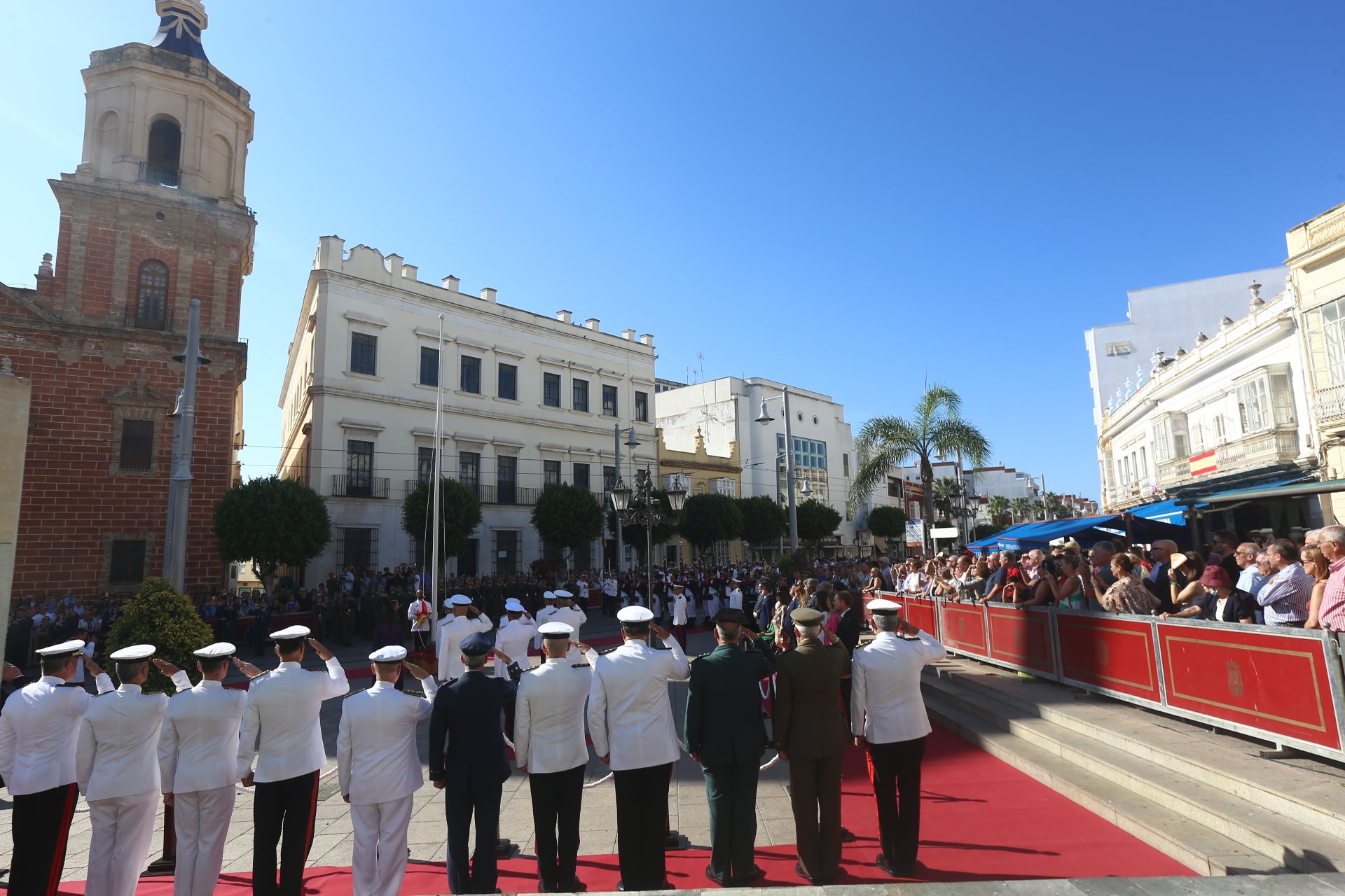 En imágenes: San Fernando sale a la calle para homenajear a las Fuerzas Armadas