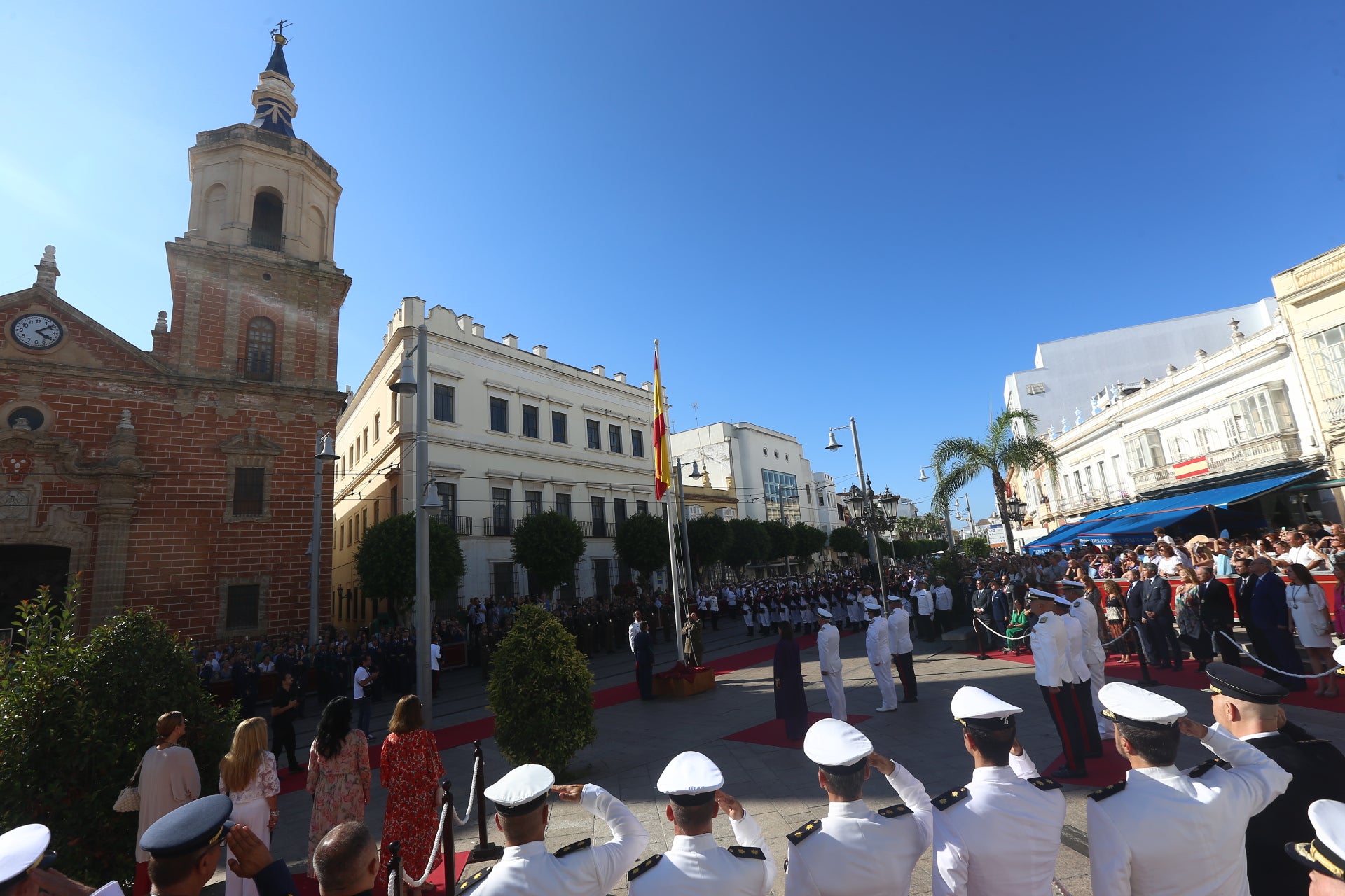 En imágenes: San Fernando sale a la calle para homenajear a las Fuerzas Armadas