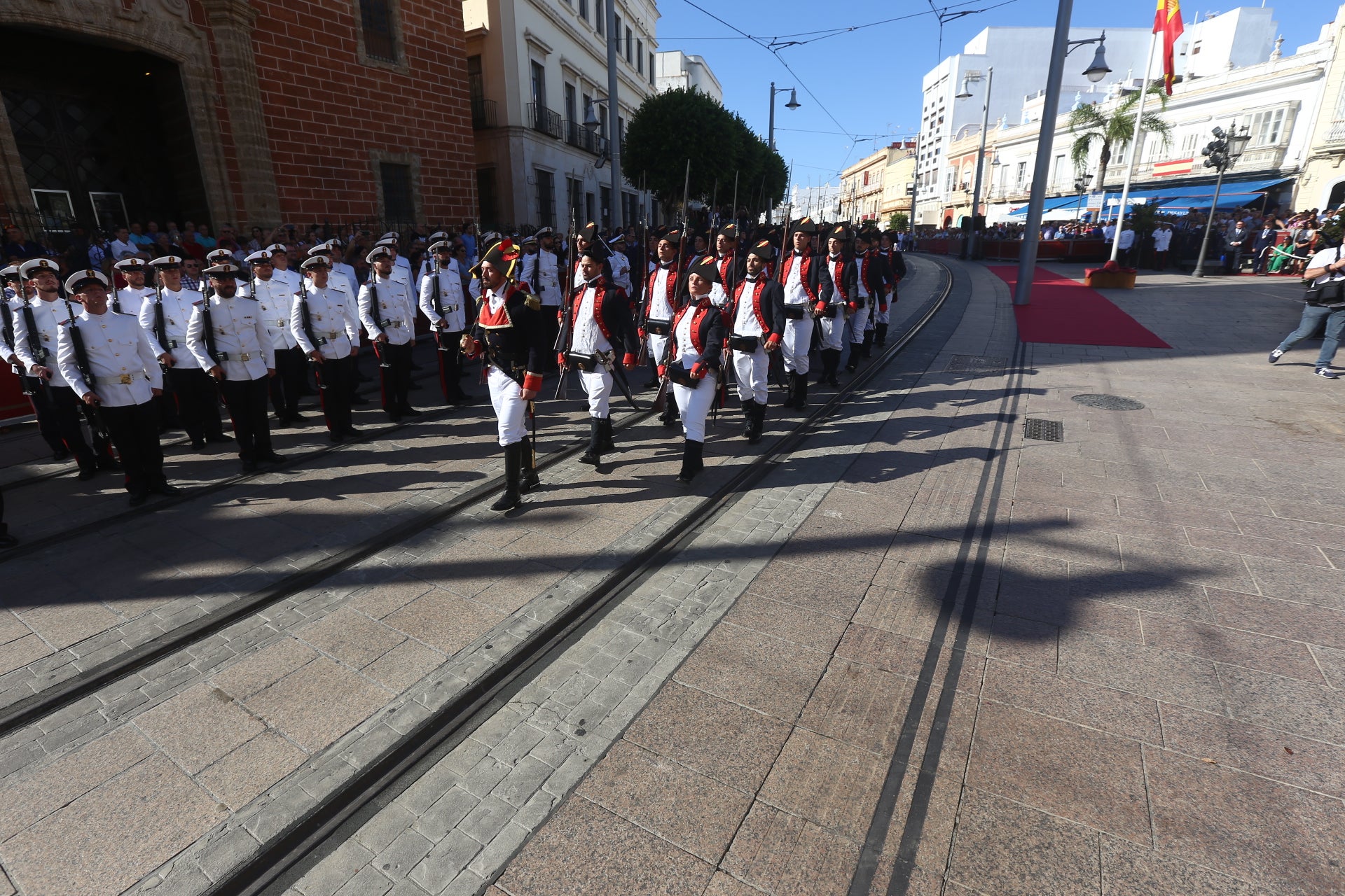 En imágenes: San Fernando sale a la calle para homenajear a las Fuerzas Armadas