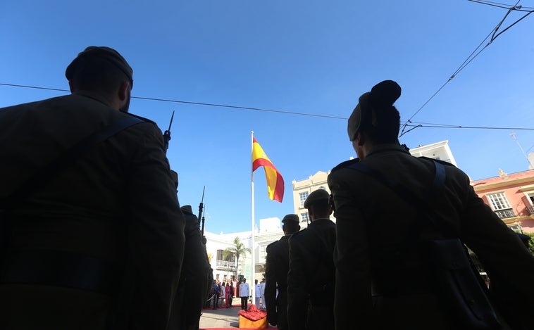 En imágenes: San Fernando sale a la calle para homenajear a las Fuerzas Armadas