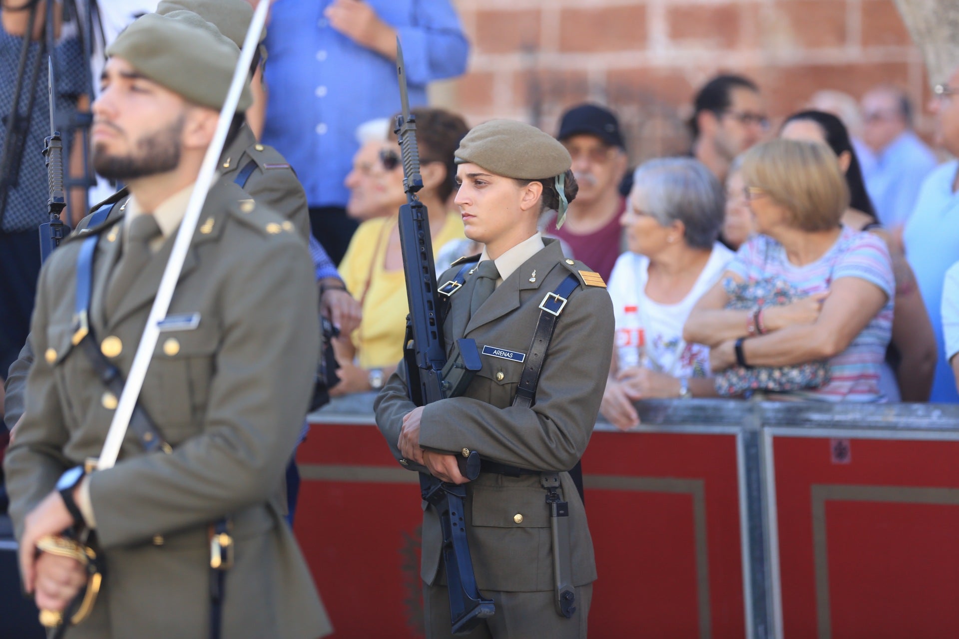 En imágenes: San Fernando sale a la calle para homenajear a las Fuerzas Armadas