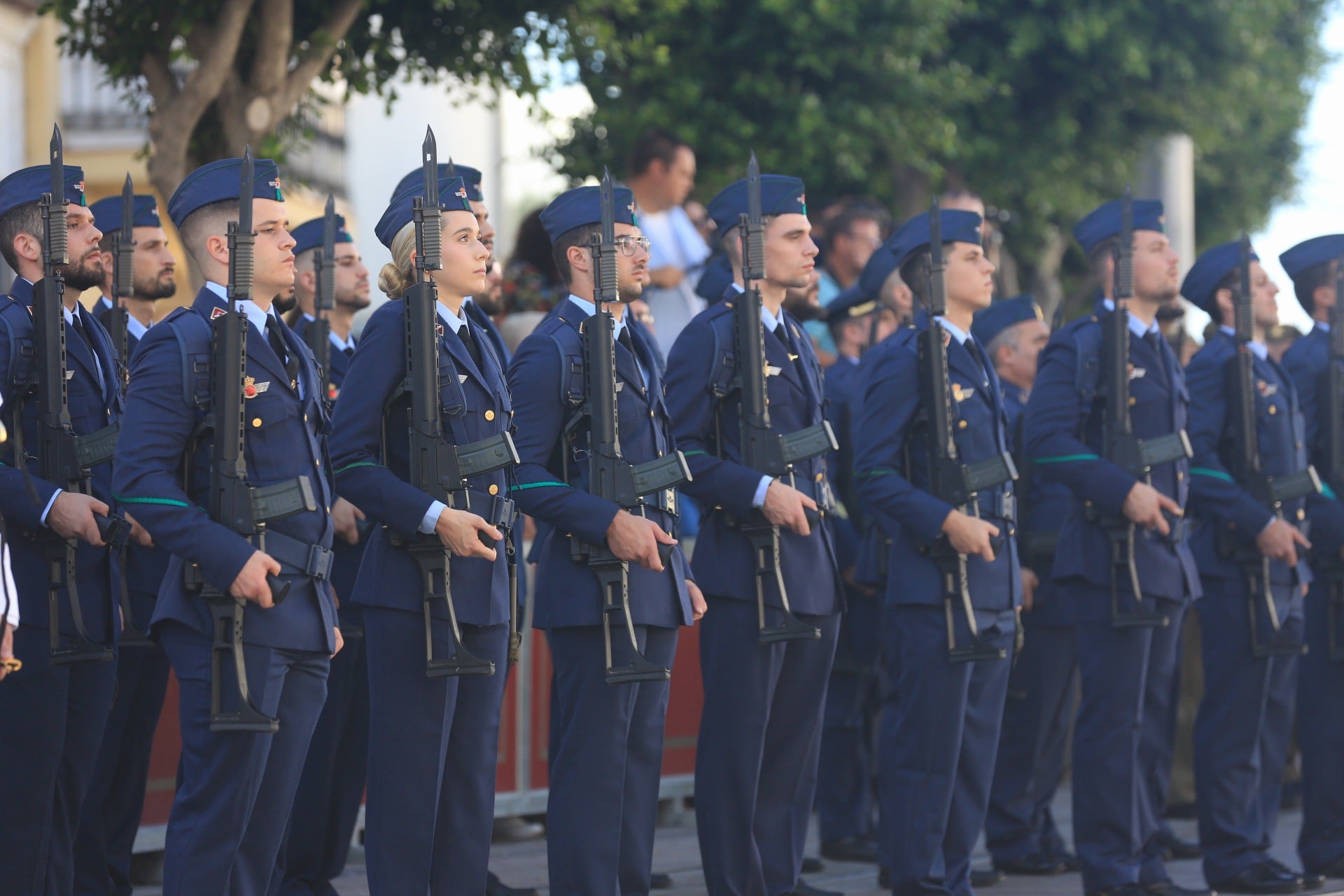 En imágenes: San Fernando sale a la calle para homenajear a las Fuerzas Armadas