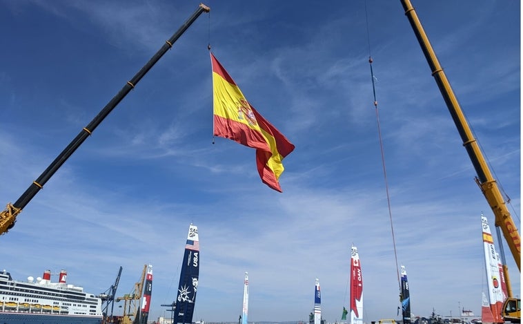 La curiosa historia de la gran bandera de España desplegada en el muelle: De Madrid a Cádiz para la SailGP