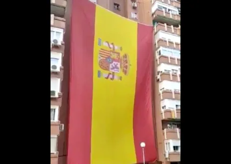 Imagen secundaria 1 - La bandera, que fue desplegada en el barrio de Madrid, ha viajado en el maletero de un coche para participar en la SailGP.