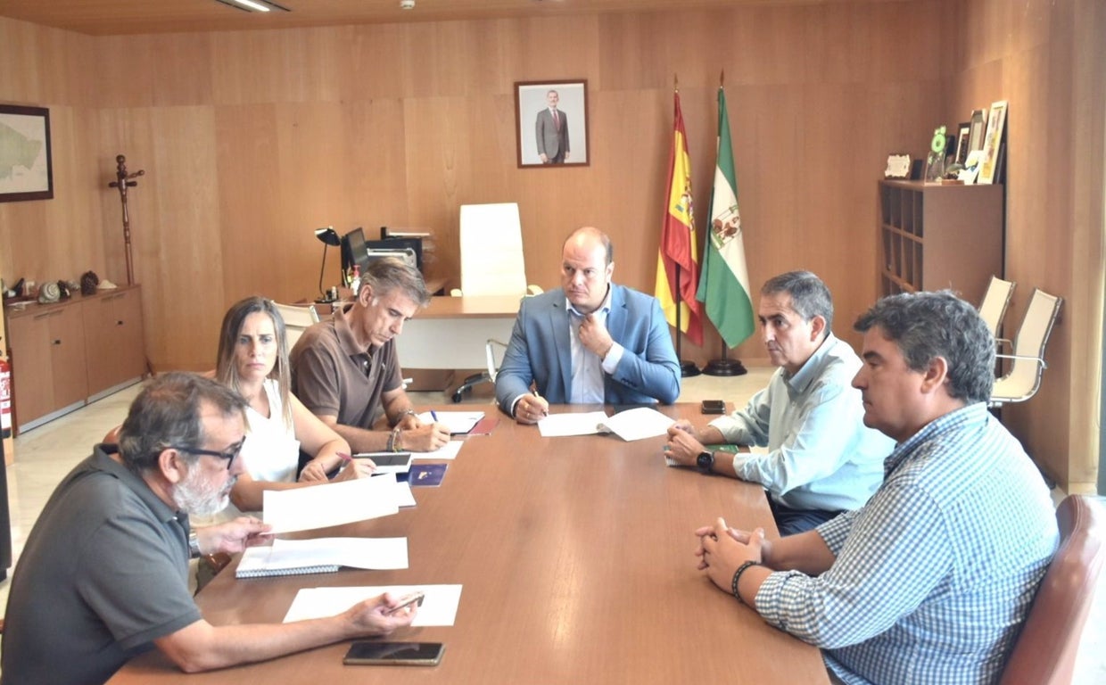 Reunión del delegado territorial de Sostenibilidad, Medio Ambiente y Economía Azul de la Junta de Andalucía en la provincia, Oscar Curtido, con con representantes de la Asociación Empresarios de la Costa de Cádiz.