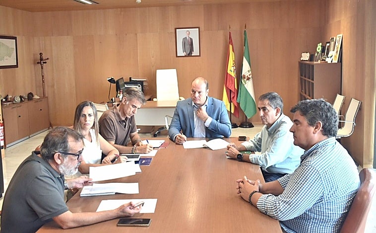 La Junta aborda con la Asociación de Empresarios de la Costa de Cádiz la riqueza del litoral de la provincia