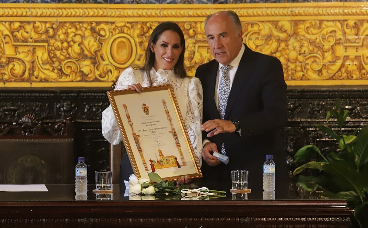 La cantante, junto al alcalde de Algeciras, durante el acto.