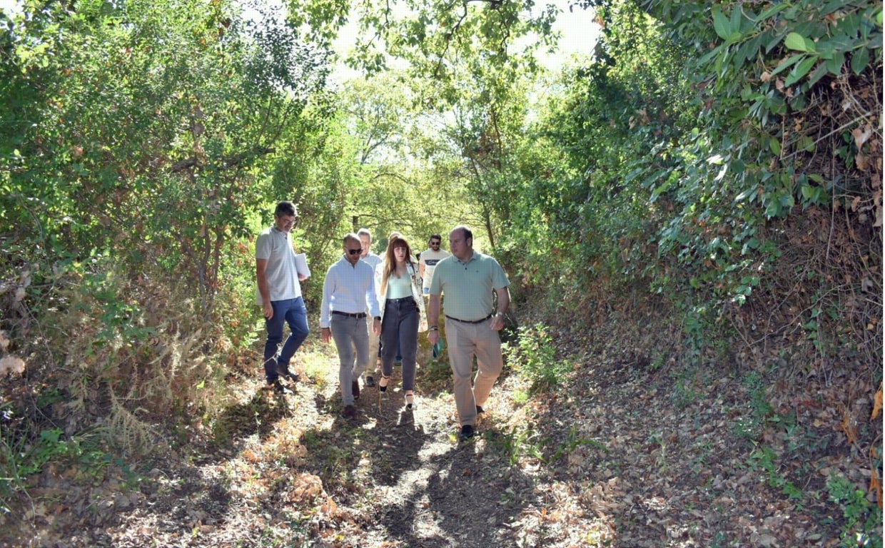 Visita de las autoridades al sendero.