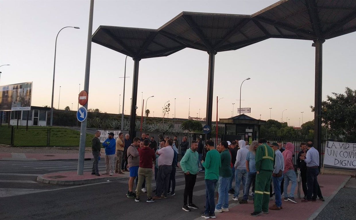 Trabajadores, en la puerta de una bodega.