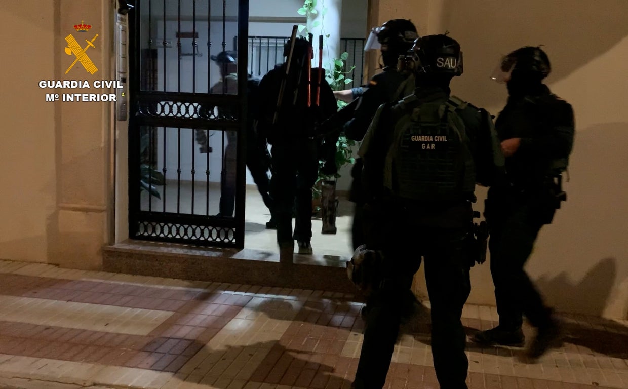 Agentes de la Guardia Civil entran en un registro en una operación contra el narcotráfico.