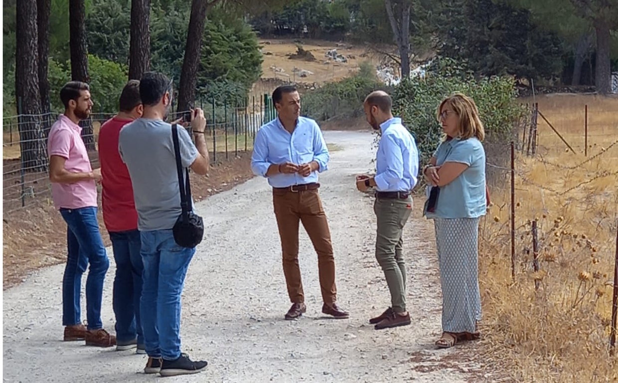 Responsables de la Junta visitan la zona junto al alcalde de Grazalema.