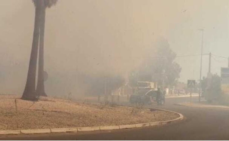 El viento de levante reaviva el incendio de Sanlúcar