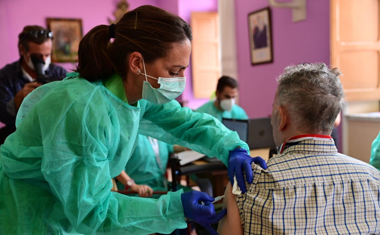 Primeras inoculaciones de la campaña 2022-2023, ayer en un centro de salud de Granada.