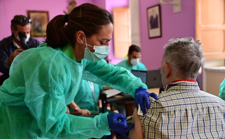 Cádiz ya cuenta con más de 220.000 dosis de vacuna de la gripe y del Covid